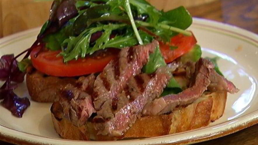 Рецепт сэндвича со стейком, помидором и авокадо