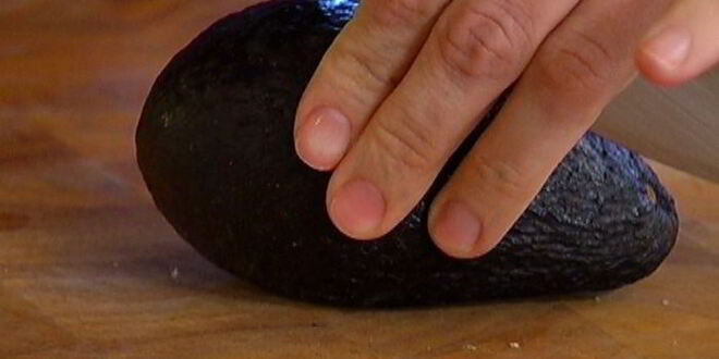 Рецепт сэндвича со стейком, помидором и авокадо