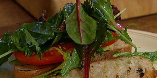 Рецепт сэндвича со стейком, помидором и авокадо