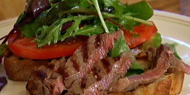 Рецепт сэндвича со стейком, помидором и авокадо