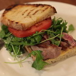 Рецепт Сэндвича со стейком, руколой и помидорами