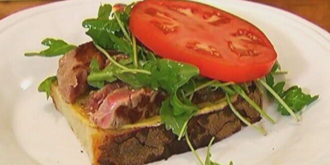 Рецепт сэндвича со стейком, руколой и помидорами
