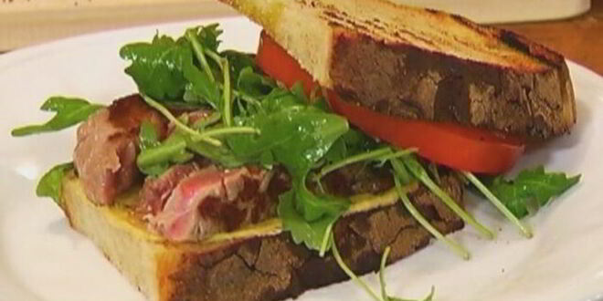 Рецепт сэндвича со стейком, руколой и помидорами