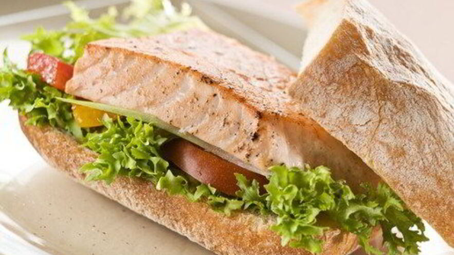 Рецепт сэндвичей с лососем на гриле, рукколой, помидорами и кремом из авокадо