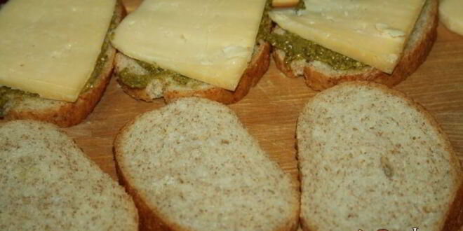 Рецепт сэндвичей с сыром и соусом песто