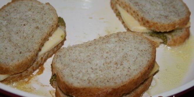 Рецепт сэндвичей с сыром и соусом песто