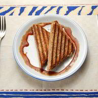 Рецепт Сырных сэндвичей с карамелизованными яблоками на гриле