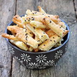 Рецепт Сырных палочек с ароматными травами и кунжутом