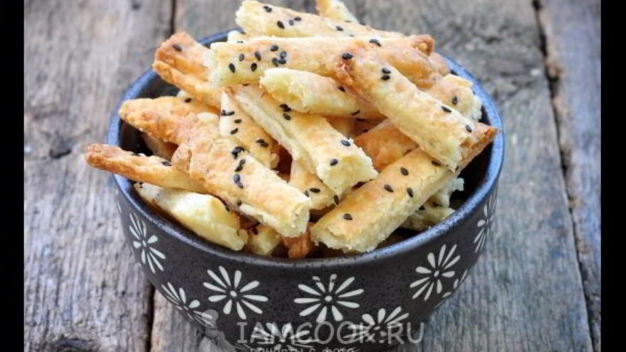 Рецепт сырных палочек с ароматными травами и кунжутом