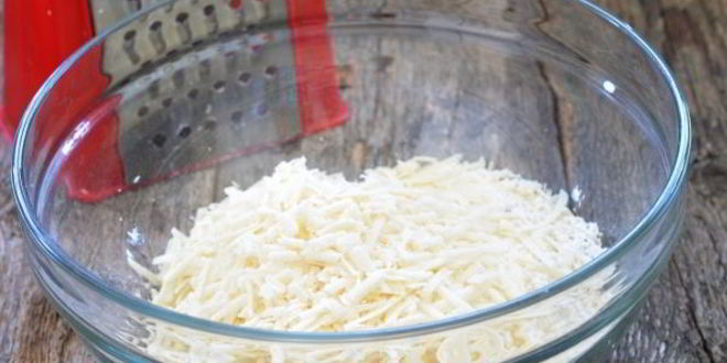 Рецепт сырных палочек с ароматными травами и кунжутом