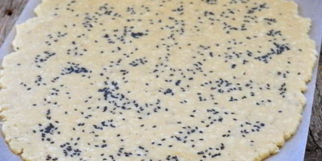 Рецепт сырных палочек с ароматными травами и кунжутом