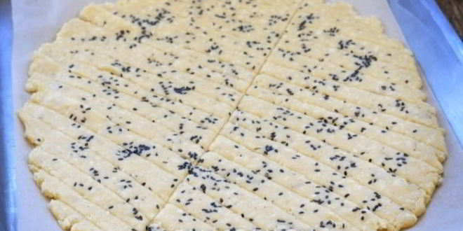 Рецепт сырных палочек с ароматными травами и кунжутом