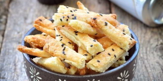 Рецепт сырных палочек с ароматными травами и кунжутом