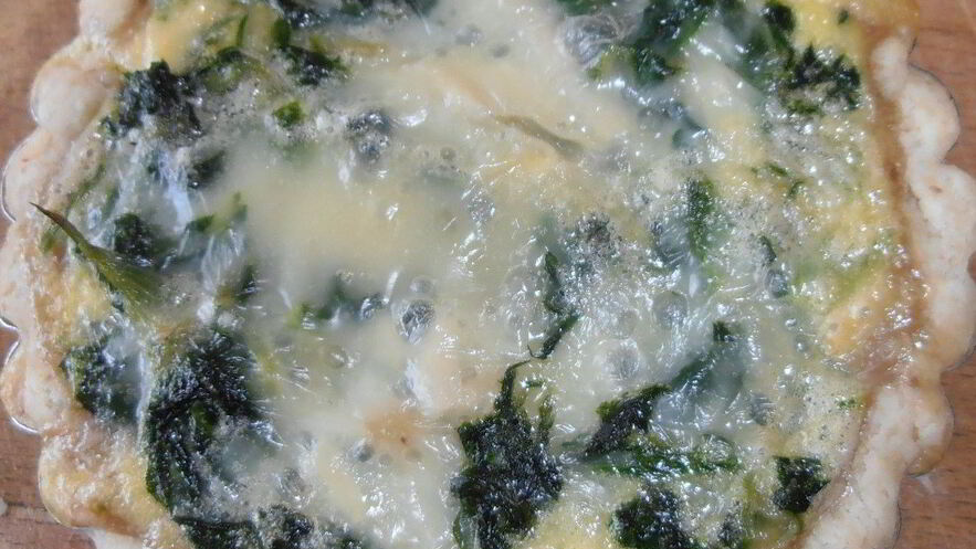 Рецепт ореховой тарталетки с горгонзолой и шпинатом