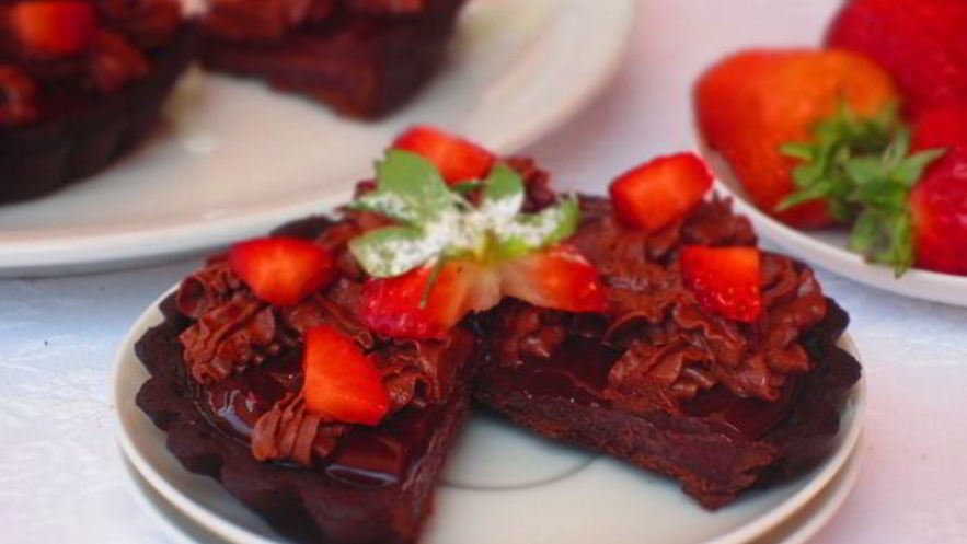 Рецепт шоколадных тарталеток с клубникой