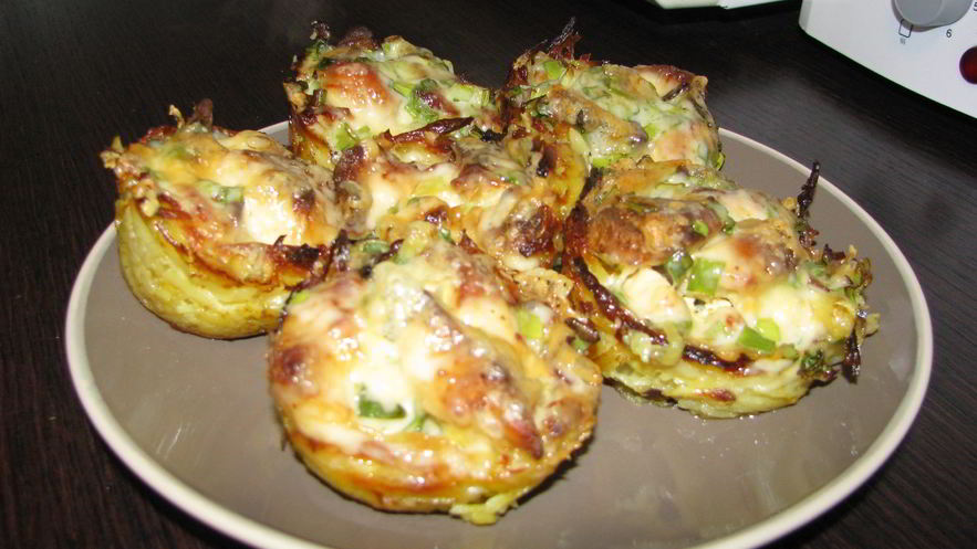 Рецепт тарталеток из картофеля с куриным филе под чесночно-сырным соусом