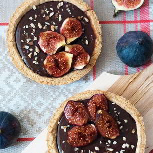 Рецепт Тарталеток из орехового теста с ганашем и инжиром