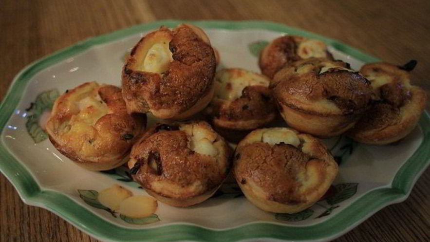 Рецепт тарталеток с карамелизированным луком и фетой