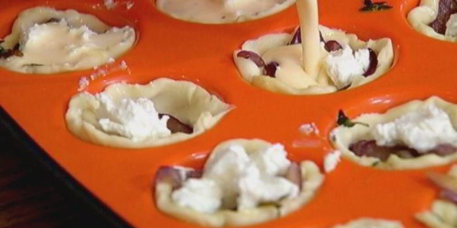 Рецепт тарталеток с карамелизированным луком и фетой