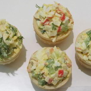 Рецепт Тарталеток с крабовыми палочками и огурцом