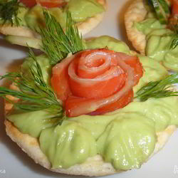 Рецепт Тарталеток с муссом из авокадо и форелью