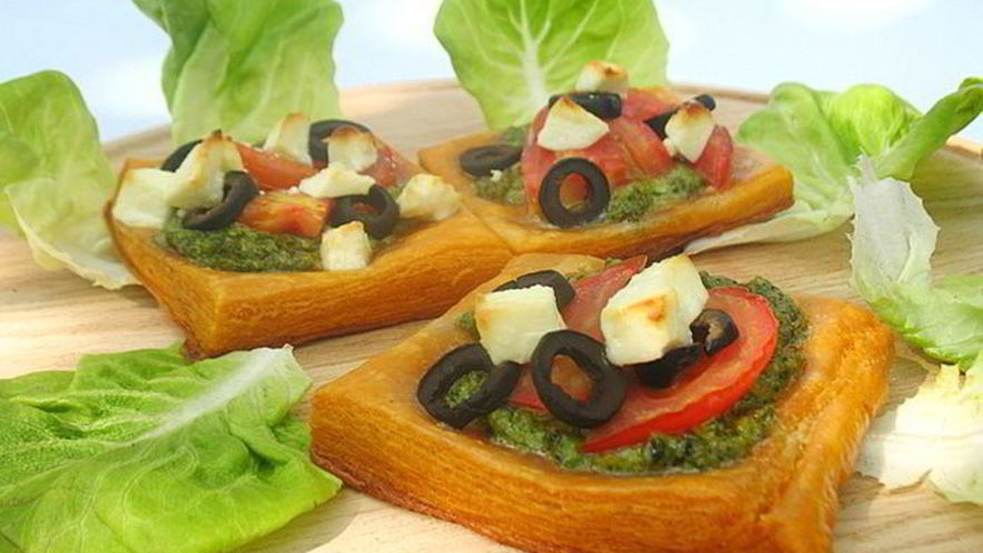 Рецепт томатных тарталеток с помидорами, фетой и соусом песто