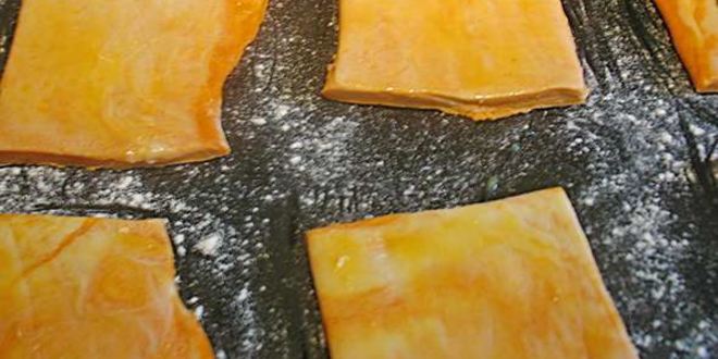 Рецепт томатных тарталеток с помидорами, фетой и соусом песто