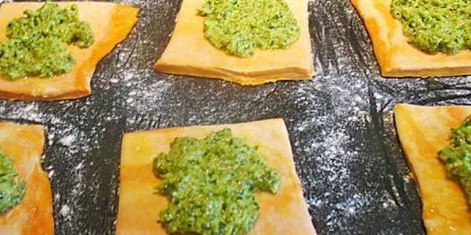 Рецепт томатных тарталеток с помидорами, фетой и соусом песто