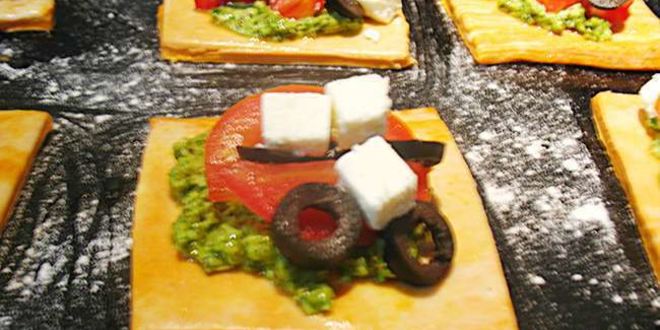 Рецепт томатных тарталеток с помидорами, фетой и соусом песто