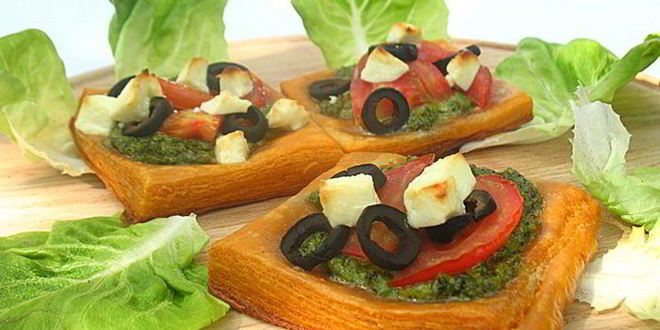 Рецепт томатных тарталеток с помидорами, фетой и соусом песто