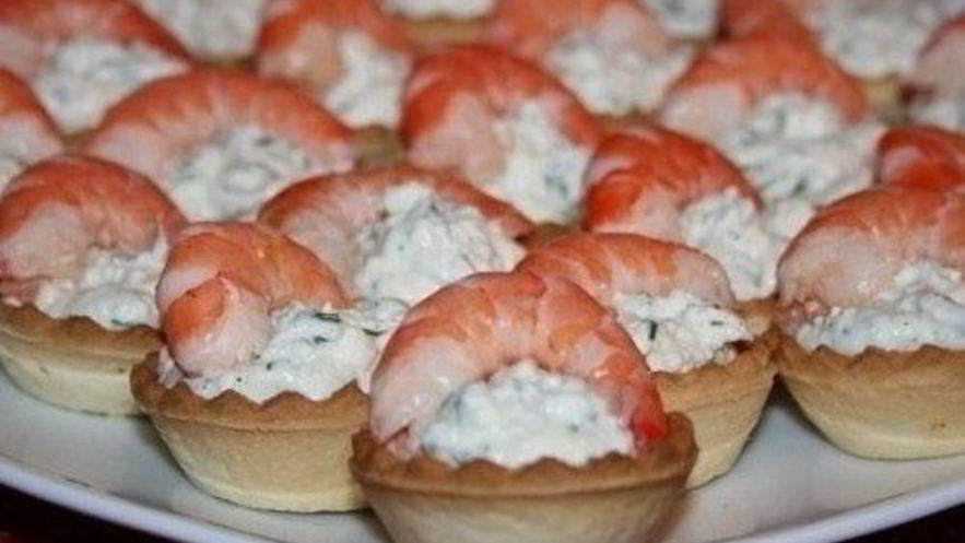 Рецепт закусочных тарталеток с творогом и креветками