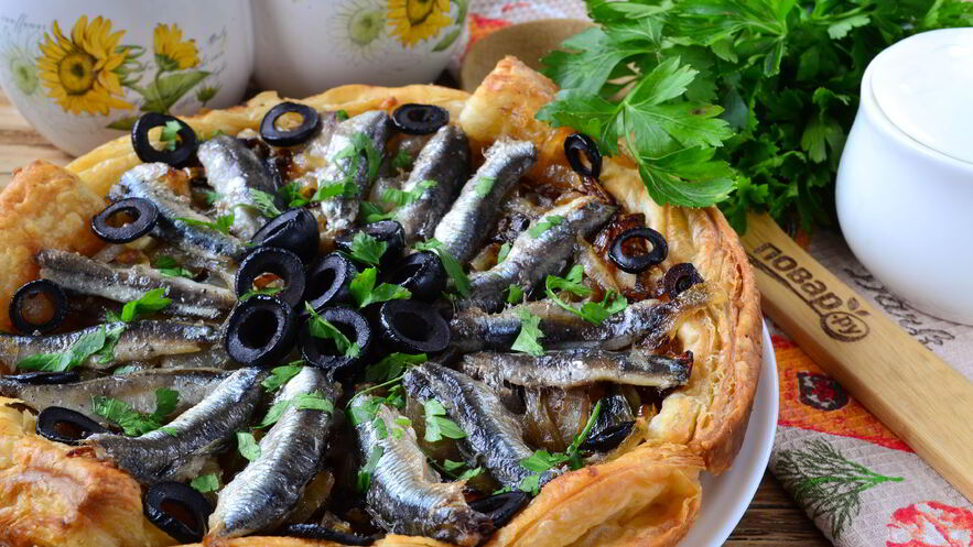 Рецепт лукового тарта с малосольной килькой