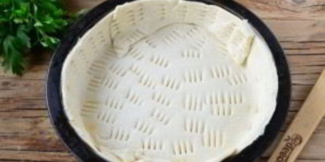 Рецепт лукового тарта с малосольной килькой