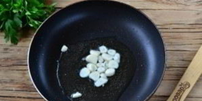 Рецепт лукового тарта с малосольной килькой