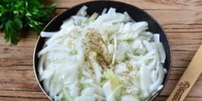 Рецепт лукового тарта с малосольной килькой