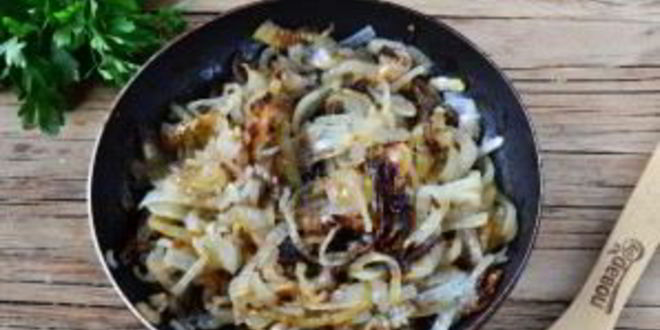 Рецепт лукового тарта с малосольной килькой