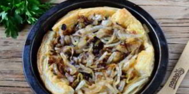 Рецепт лукового тарта с малосольной килькой