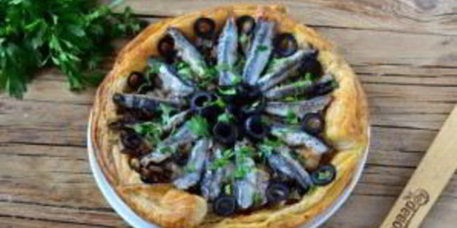 Рецепт лукового тарта с малосольной килькой