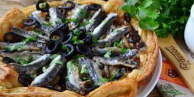 Рецепт лукового тарта с малосольной килькой