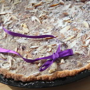 Рецепт Миндального тарта с черной смородиной