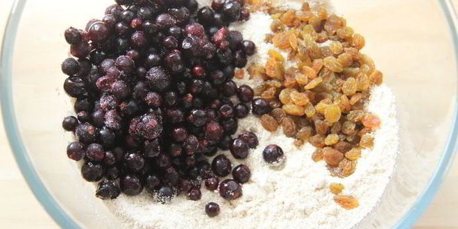 Рецепт миндального тарта с черной смородиной