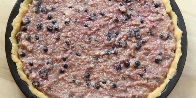 Рецепт миндального тарта с черной смородиной