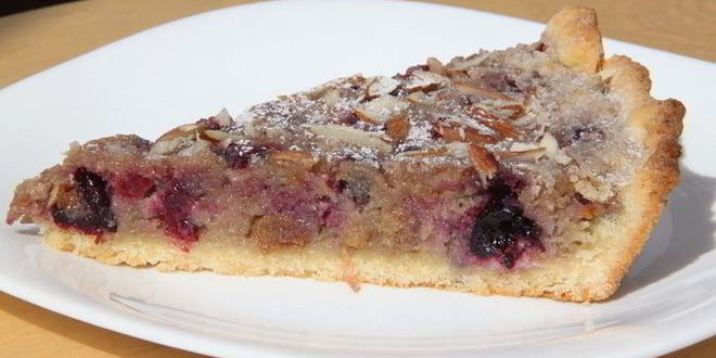 Рецепт миндального тарта с черной смородиной