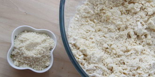 Рецепт миндального тарта с черной смородиной