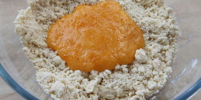 Рецепт миндального тарта с черной смородиной