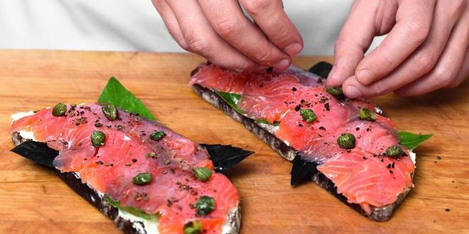 Рецепт ржаных тартинок с лососем