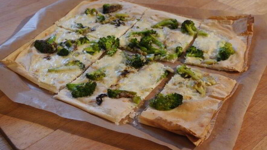 Рецепт тарта с брокколи, луком-пореем и сыром