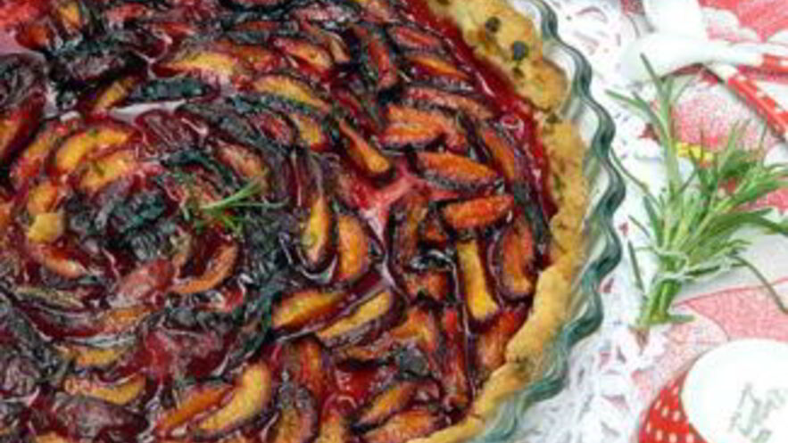 Рецепт тарта с черными абрикосами и розмариновым сахаром