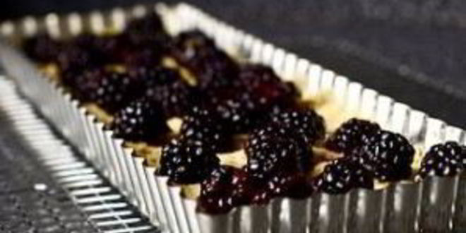 Рецепт тарта с ежевикой и фисташками