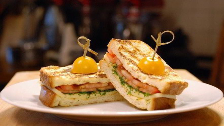 Рецепт горячего тоста с сыром и томатами